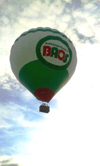 Hei&szlig;luftballon am Himmel mit Werbebeschriftung Baos